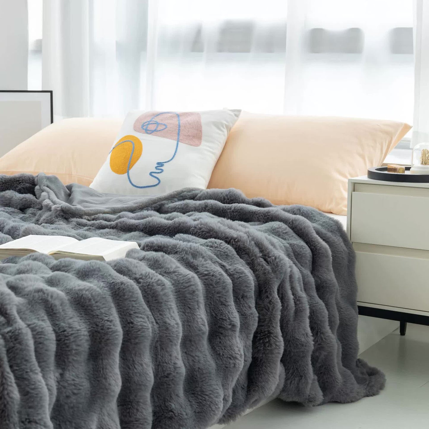 NNEDSZ Dark Grey 130*160cm Plush Toscana Rabbit Hair Throw Blanket - Soft Flannel Fleece for All Seasons, Perfect for Couch & Bed